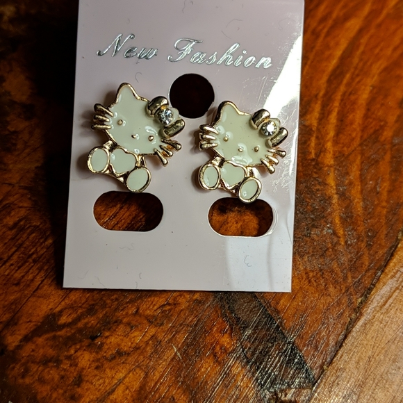 Hello Kitty earrings - Picture 1 of 3